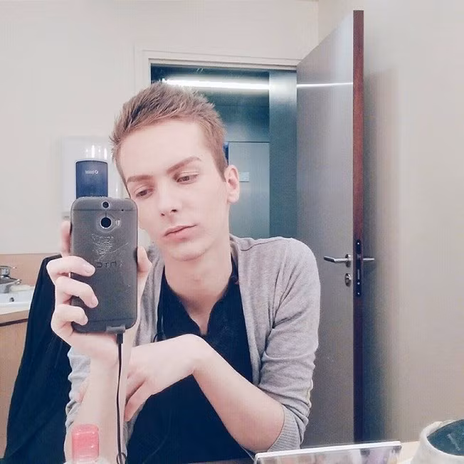 Kinh ngạc với anh chàng biến thành phụ nữ sau 60 giây make up