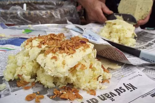 Dùng giấy báo để gói thực phẩm có thể gây ngộ độc. Ảnh: T.L
