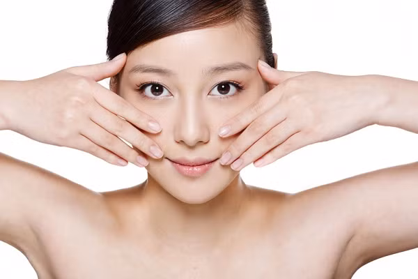 Đầu tiên đưa hai bàn tay, lòng bàn tay hướng vào trong đến ngang trán và nhẹ nhàng di chuyển sang hai bên đến khi xuất hiện cảm giác nóng giúp đánh thức làn da, lưu thông máu. Động tác massage này còn giống như bạn ủi đồ khiến các nếp nhăn gấp từ nông đến sâu dần dần giãn ra dưới tác động của lực và nhiệt bàn tay. Dùng đầu ngón tay massage từ vùng chân mày ngược lên trên đến phần chân tóc để xóa nếp nhăn, tạo sự tươi trẻ cho khuôn mặt. Dùng ngón tay trỏ day huyệt thần đình tại vùng chân tóc rồi từ từ ấn đến huyệt ấn đình trung tâm giữa 2 chân mày theo hướng lên xuống rồi day tròn đến huyệt thái dương theo chiều kim đồ hồ khoảng 3 phút.