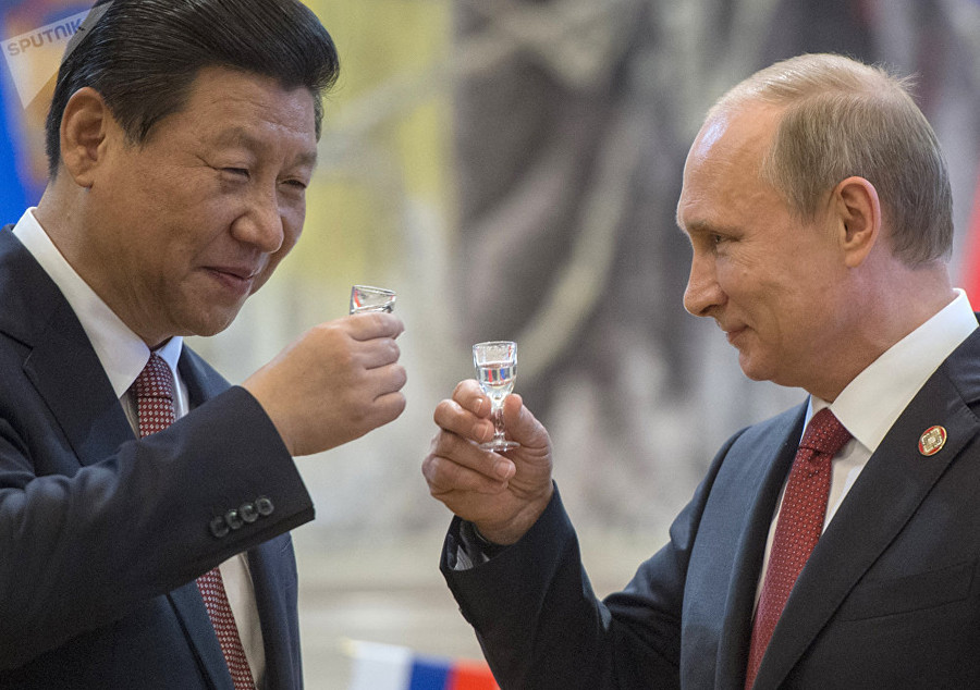 Tổng thống Putin và Chủ tịch Trung Quốc Tập Cận Bình (trái) sau khi ký kết một số thỏa thuận chung ở Thượng Hải