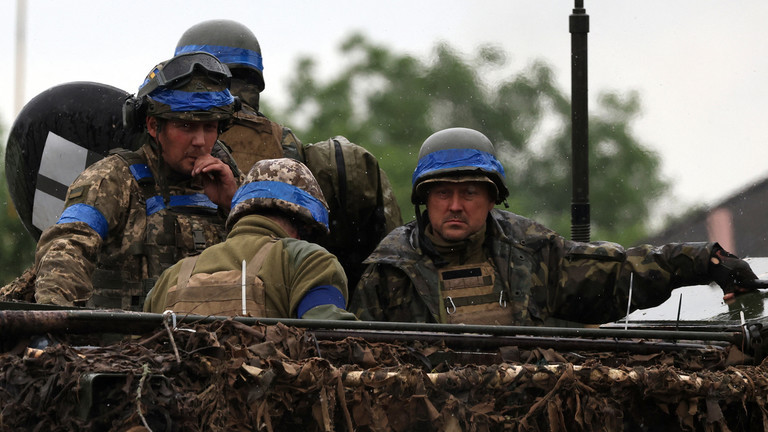 Quân nhân Ukraine ngồi trên xe bọc thép chở quân. (Ảnh: AFP) 