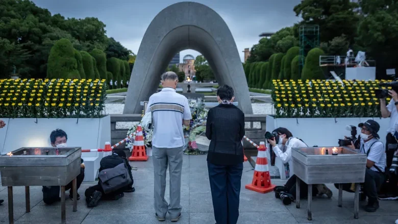 Người dân tưởng niệm nạn nhân bom nguyên tử ở Hiroshima.