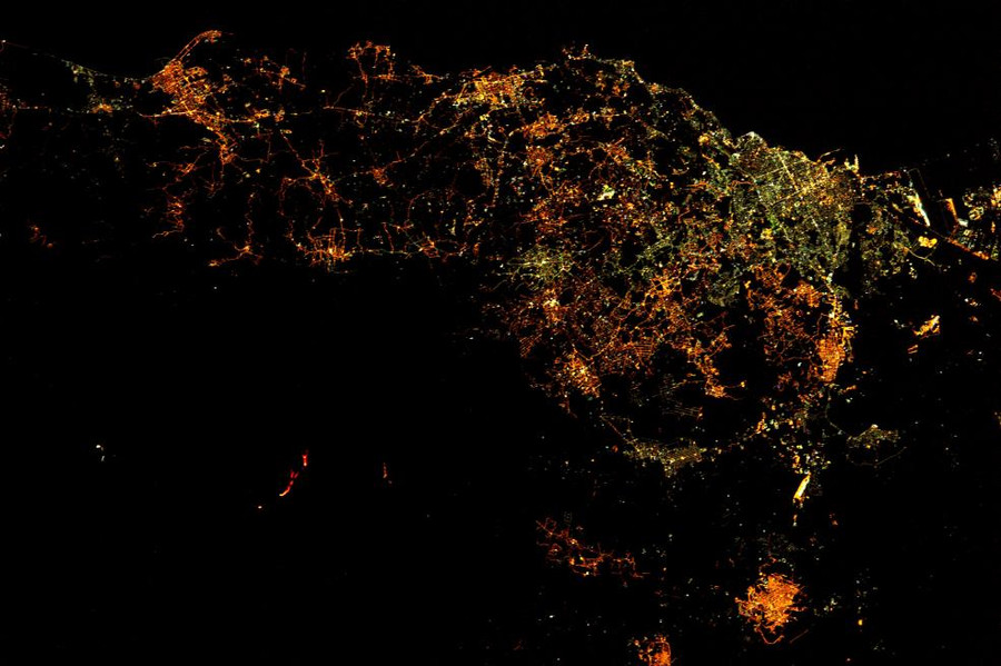 Đỉnh núi Etna ở Sicily, Italia phun trào