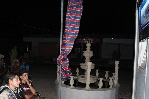 Thanh thiếu niên sống tại những vùng đất do IS kiểm soát tập trung trước màn hình tivi để xem video tuyên truyền của quân khủng bố. Ảnh: Wall Street Journal is-no-luc-thoat-ly-khoi-hinh-anh-tan-bao-1