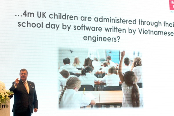 4 triệu học sinh Vương quốc Anh đang được quản lý trong suốt giờ học tại trường bằng một phần mềm được viết bởi người Việt, ông Paul Smith – Chủ tịch Harvey Nash phát biểu. 4 triệu học sinh Vương quốc Anh đang được quản lý trong suốt giờ học tại trường bằng một phần mềm được viết bởi người Việt, ông Paul Smith – Chủ tịch Harvey Nash phát biểu.
