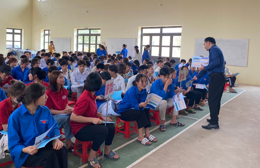 Học sinh Trường THPT huyện Mường Nhé tham gia tư vấn, định hướng nghề nghiệp. Học sinh Trường THPT huyện Mường Nhé tham gia tư vấn, định hướng nghề nghiệp.