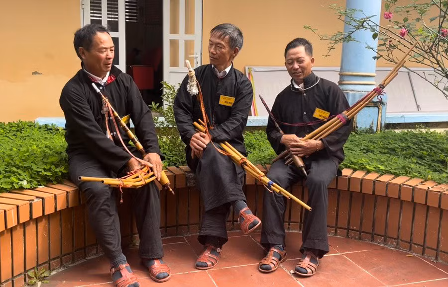 Ông Sình A Tâu (ở giữa) trao đổi về nghệ thuật múa khèn với bà con địa phương.