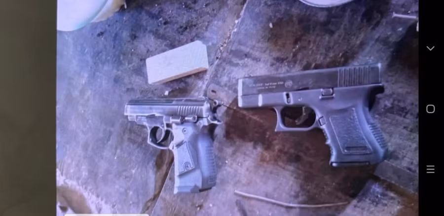 Hình ảnh 2 khẩu súng ngắn lưu trữ trong điện thoại của Vừ A Xế. Ảnh: Anh Dũng.