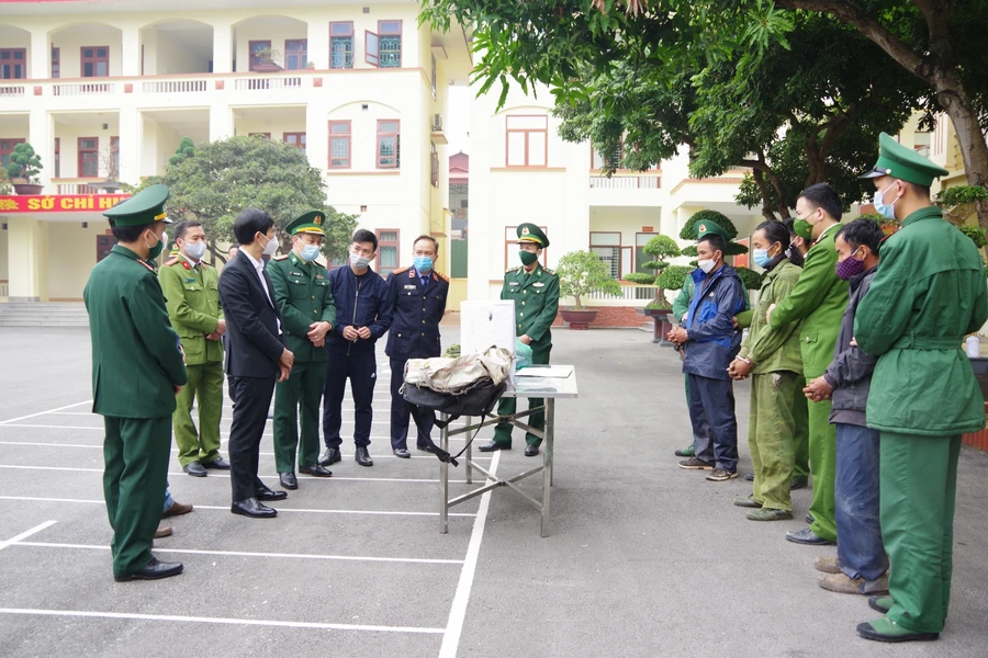 Ba đối tượng cùng tang vật vụ án tại cơ quan điều tra. Ảnh: Anh Dũng.