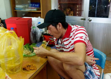 Hoài Linh giản dị đi tập kịch cùng Trường Giang, Trấn Thành - Ảnh 2 Hoai Linh gian di di tap kich cung Truong Giang, Tran Thanh - Anh 2