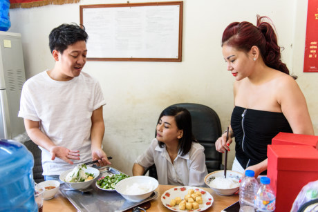 Hoài Linh giản dị đi tập kịch cùng Trường Giang, Trấn Thành - Ảnh 3 Hoai Linh gian di di tap kich cung Truong Giang, Tran Thanh - Anh 3