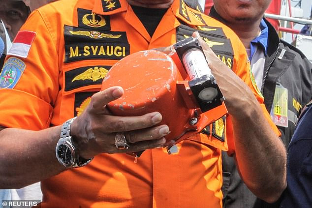 Chiếc hộp đen thứ nhất của máy bay đã được tìm thấy Chiếc hộp đen thứ nhất của máy bay đã được tìm thấy