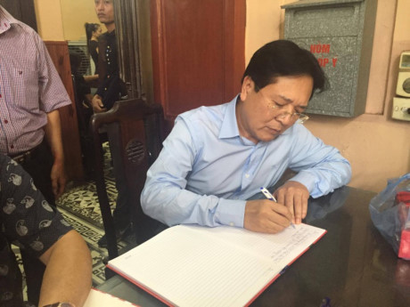 Tiễn đưa nghệ sĩ Hán Văn Tình trong nước mắt - Ảnh 2 Tien dua nghe si Han Van Tinh trong nuoc mat - Anh 2