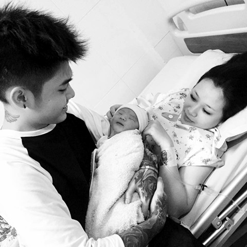Chàng trai Sài Gòn nhét xô vào bụng để hiểu nỗi khổ vợ bầu