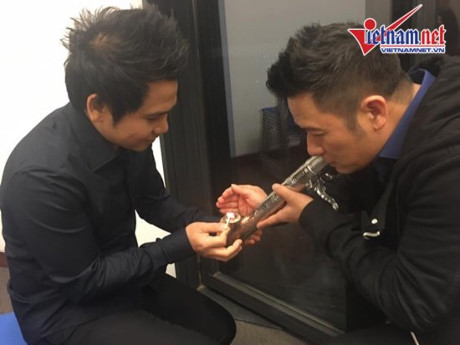 Vợ Trọng Tấn khoe ảnh chồng châm thuốc lào cho Bằng Kiều - Ảnh 2 Vo Trong Tan khoe anh chong cham thuoc lao cho Bang Kieu - Anh 2