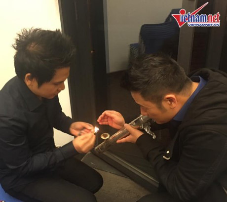 Vợ Trọng Tấn khoe ảnh chồng châm thuốc lào cho Bằng Kiều - Ảnh 3 Vo Trong Tan khoe anh chong cham thuoc lao cho Bang Kieu - Anh 3