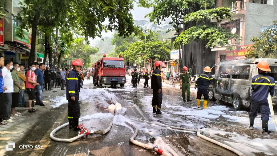 Lực lượng chức năng huy động 3 xe chuyên dụng và 30 cán bộ, chiến sỹ đến hiện trường chữa cháy. Lực lượng chức năng huy động 3 xe chuyên dụng và 30 cán bộ, chiến sỹ đến hiện trường chữa cháy.