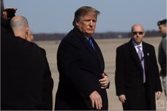 TT Trump trước khi lên chuyên cơ tới Việt Nam