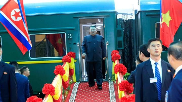 Chủ tịch Kim Jong-un xuống tàu tại ga Đồng Đăng Chủ tịch Kim Jong-un xuống tàu tại ga Đồng Đăng