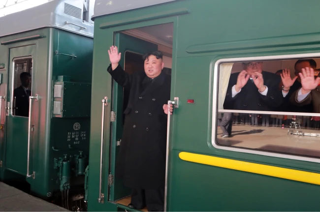 Chủ tịch Kim Jong-un lên tàu tới Việt Nam