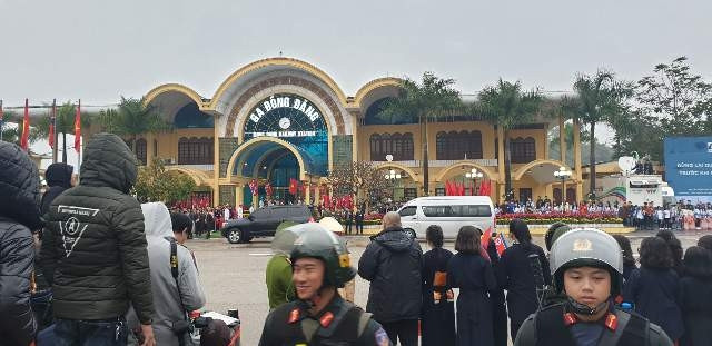 Rất đông người đang có mặt tại ga Đồng Đăng trước giờ Chủ tịch Kim tới