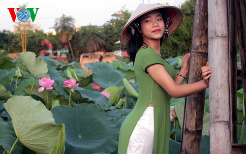 Thiếu nữ tạo dáng bên hồ sen.