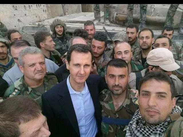 Tổng thống Assad (giữa) và binh lính Syria