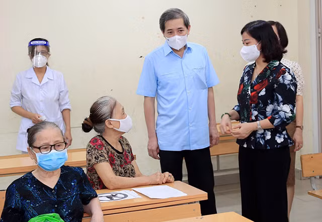 Phó bí thư Thường trực Thành ủy Hà Nội Nguyễn Thị Tuyến thăm hỏi người cao tuổi đến tiêm vắc xin tại quận Ba Đình