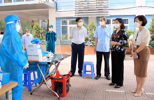 Đoàn kiểm tra số 2 thăm hỏi, động viên lực lượng y tế tiêm vắc xin phòng Covid-19 tại Trường THCS Ba Đình