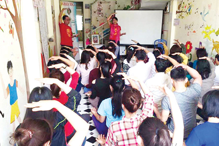 Luân và Mai dạy thiền cho mọi người. Ảnh: NVCC. 