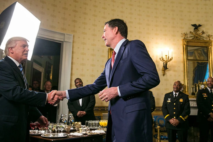 Tổng thống Donald Trump và Giám đốc FBI James Comey tại một buổi tiệc ở Nhà Trắng. (Ảnh: NY Times) 