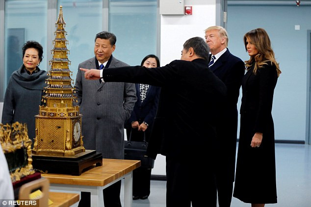 Tổng thống Trump và phu nhân tới thăm Phòng thí nghiệm phục chế đồ cổ ở Tử Cấm Thành