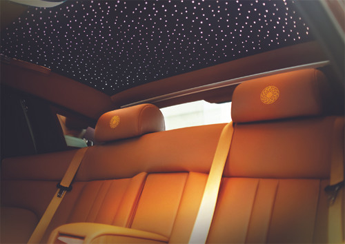 Nội thất ấm cúng với bầu trời sao, mặt trống đồng thêu trên tựa đầu ghế. phantom-lua-thieng-4-4559-1419570327.jpg