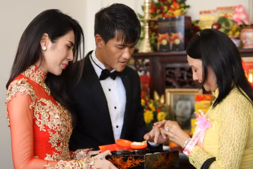 Thủy Tiên khóc khi nghe mẹ dặn dò.