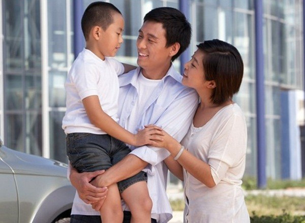 Sự quan tâm, chia sẻ của bố mẹ sẽ khiến bé hiểu và điều chỉnh cảm xúc bản thân theo hướng tích cực.