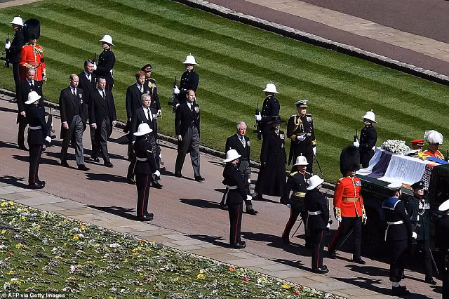 Chùm ảnh: Hoàng gia Anh tiễn đưa Hoàng thân Philip ảnh 2