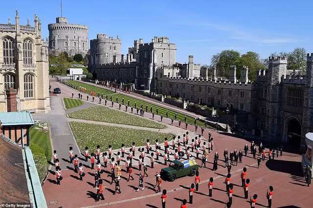 Chùm ảnh: Hoàng gia Anh tiễn đưa Hoàng thân Philip ảnh 1