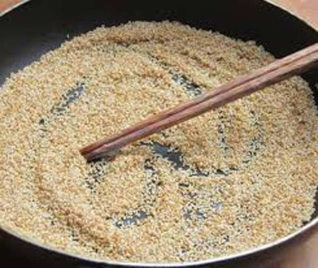 Cách làm muối vừng lạc chuẩn nhất, ăn với cơm nguội cũng ngon - Ảnh 2 Cach lam muoi vung lac chuan nhat, an voi com nguoi cung ngon - Anh 2