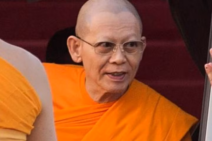 Vua Thái Lan phế bỏ chức vị nhà sư bị 4.000 cảnh sát vây