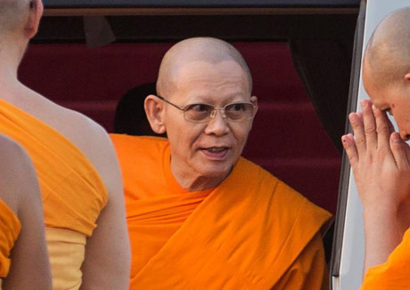 Vua Thái Lan phế bỏ chức vị nhà sư bị 4.000 cảnh sát vây - Ảnh 1 Vua Thai Lan phe bo chuc vi nha su bi 4.000 canh sat vay - Anh 1