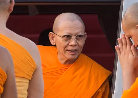 Vua Thai Lan phe bo chuc vi nha su bi 4.000 canh sat vay - Anh 1