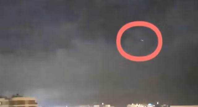 Hình ảnh UFO được ghi lại trên bầu trời mưa bão ở Tây Ban Nha.