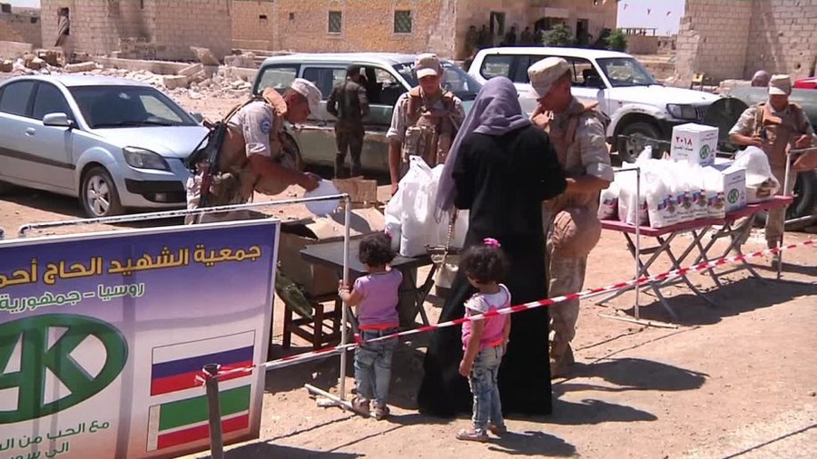 Người tị nạn Syria đi qua giao lộ Abu Dhuhour. Người tị nạn Syria đi qua giao lộ Abu Dhuhour.