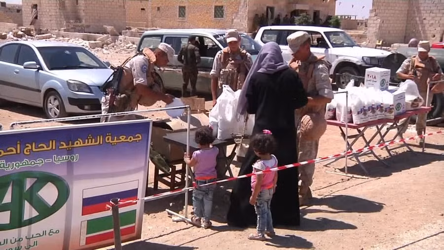 Người tị nạn Syria đi qua giao lộ Abu Dhuhour.