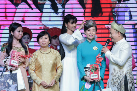 Trương Thị May rạng rỡ chấm thi Truong Thi May rang ro cham thi