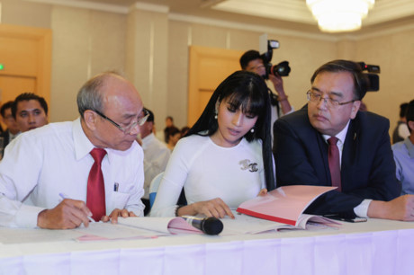 Trương Thị May rạng rỡ chấm thi Truong Thi May rang ro cham thi