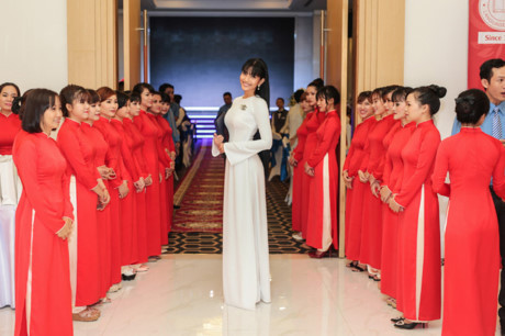 Trương Thị May rạng rỡ chấm thi Truong Thi May rang ro cham thi