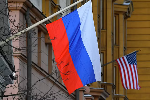 Quốc kỳ Nga và Mỹ.