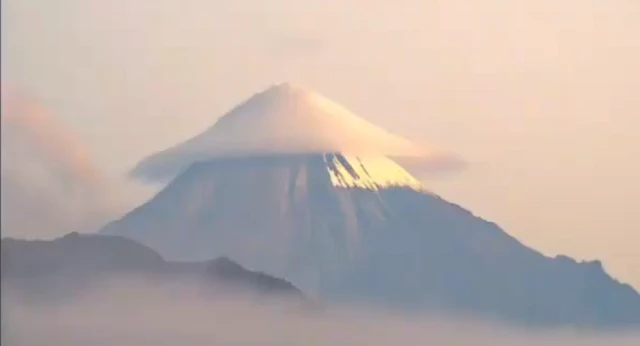 Xem mây “đĩa bay” chụp vào miệng núi lửa ở Ecuador