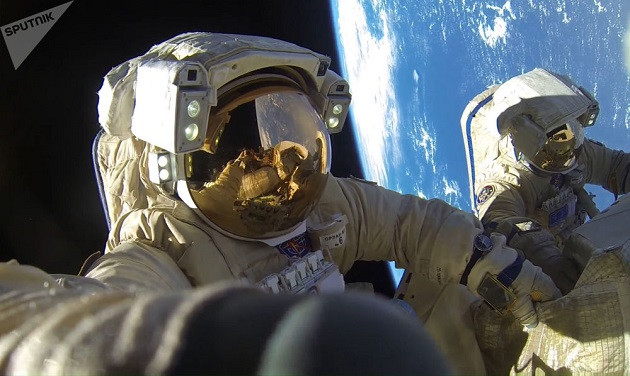 Nhà du hành vũ trụ Nga Anton Shkaplerov và Alexander Mishulin ngoài vũ trụ Nhà du hành vũ trụ Nga Anton Shkaplerov và Alexander Mishulin ngoài vũ trụ